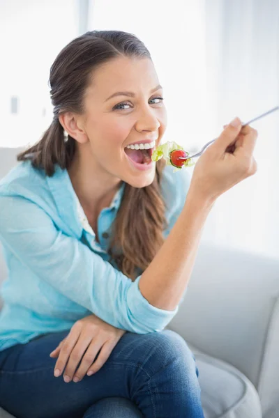 Mulher atraente alegre comer salada saudável — Fotografia de Stock