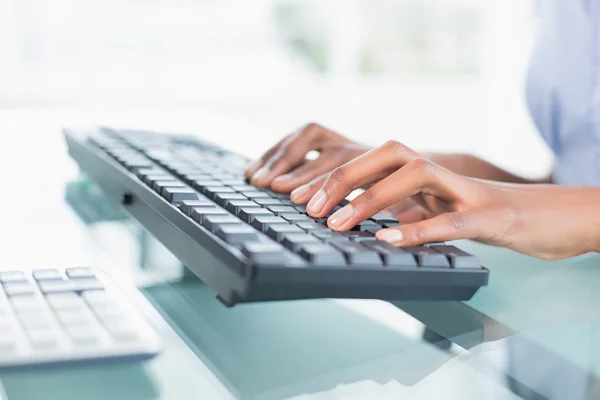 Primer plano de una mujer de negocios escribiendo en un teclado —  Fotos de Stock