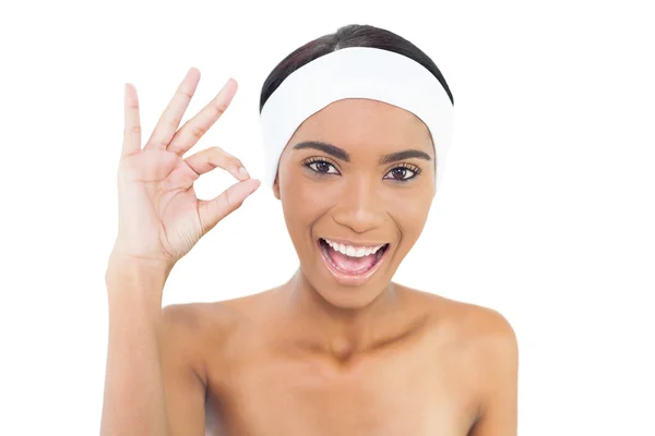 Sorrindo modelo lindo vestindo headband dando gesto ok — Fotografia de Stock