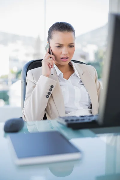 Irritierte Geschäftsfrau am Telefon — Stockfoto