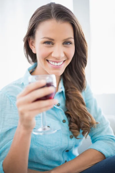 Joyeux magnifique brune tenant un verre de vin rouge — Photo
