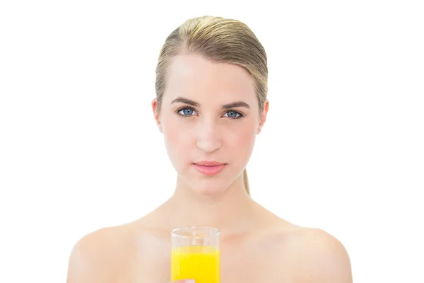 Atractiva rubia sosteniendo un vaso de jugo de naranja — Foto de Stock