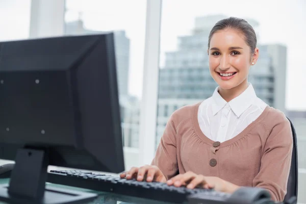 Alegre hermosa mujer de negocios trabajando en su computadora —  Fotos de Stock