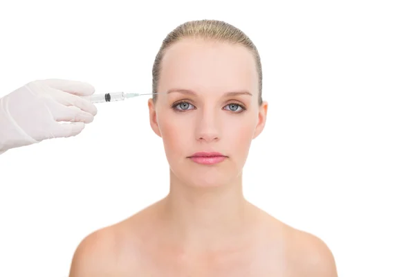 Achtersteven vrij blonde model ontvangen botox injectie — Stockfoto