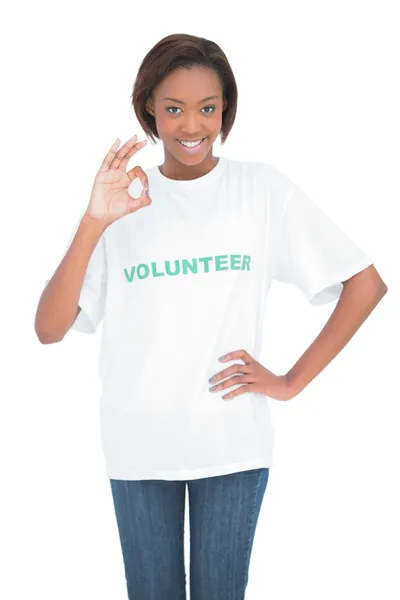 Mulher bonita com tshirt voluntária fazendo gesto ok — Fotografia de Stock