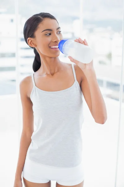 Wesoły sportowy model picia wody z jej kolby — Zdjęcie stockowe