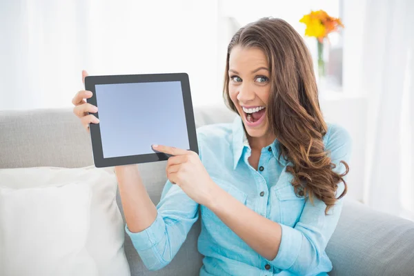 Femme euphorique montrant son écran de tablette — Photo