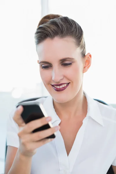 Close up view on smiling businesswoman using smartphone — Stock Photo, Image