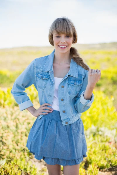 Lachende trendy jonge vrouw poseren — Stockfoto