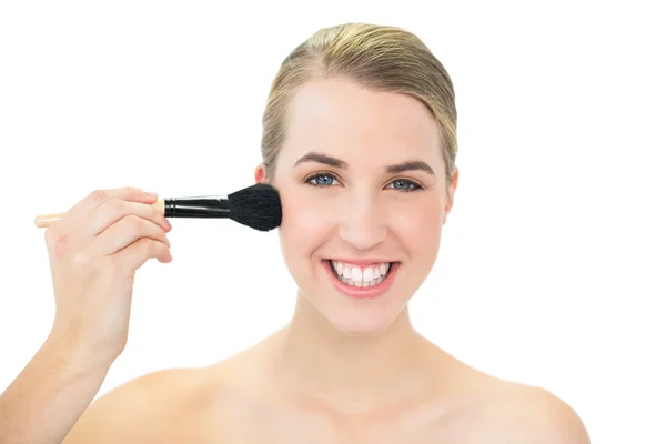 Lächeln attraktive Blondine mit Blusher Pinsel — Stockfoto