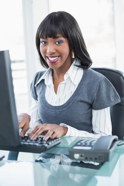 Lächelnde stilvolle Geschäftsfrau, die am Computer arbeitet — Stockfoto