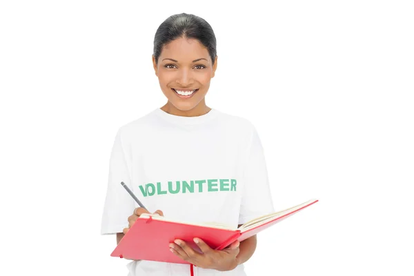 Modelo feliz usando escrita de camiseta voluntária — Fotografia de Stock