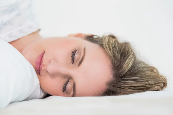 De cerca en dormir mujer rubia bonita — Foto de Stock