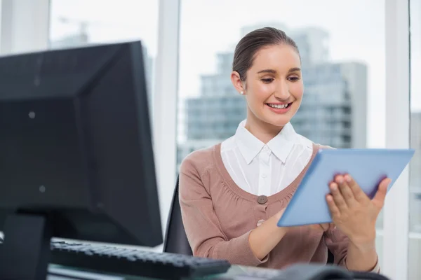 Mulher de negócios bonita alegre usando seu tablet — Fotografia de Stock