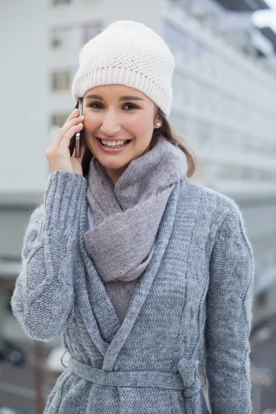 Vrolijke prachtige vrouw dragen winterkleren hebben een oproep — Stockfoto