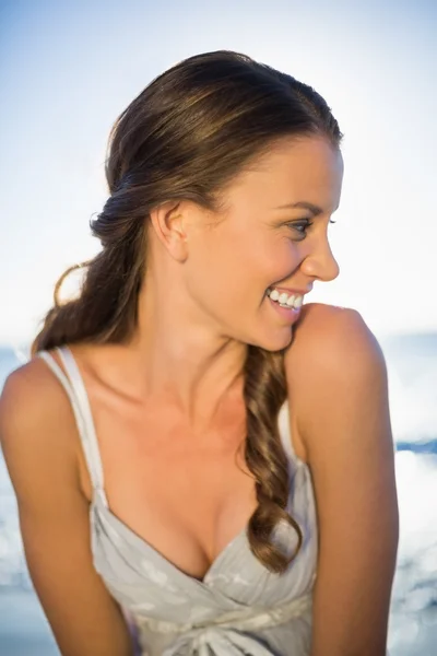 Gelukkig mooie vrouw op het strand — Stockfoto