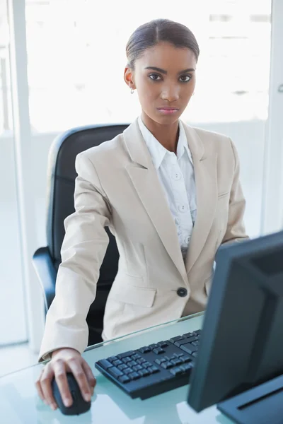 Femme d'affaires séduisante sérieuse travaillant sur son ordinateur — Photo