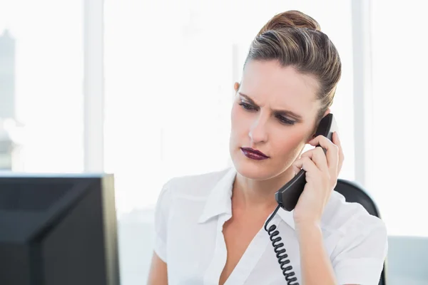 Donna d'affari non sorridente che parla al telefono — Foto Stock