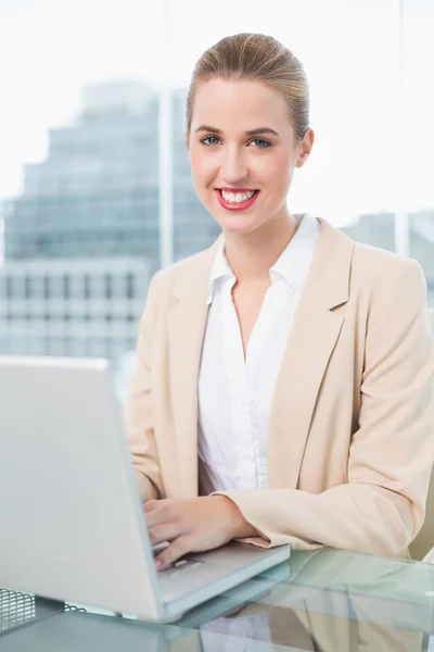 Mujer de negocios alegre trabajando en su computadora portátil —  Fotos de Stock