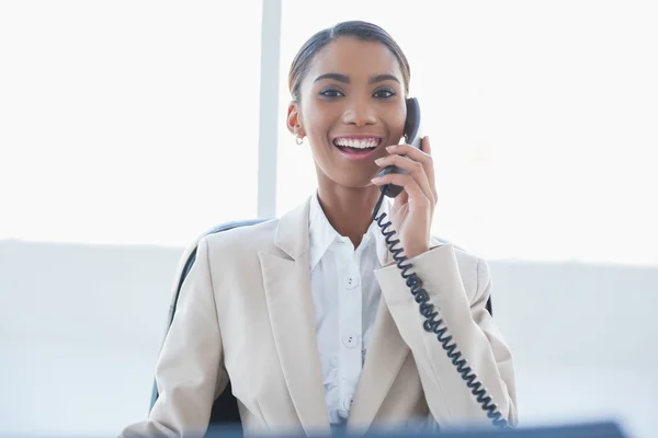 Elegante donna d'affari sorridente al telefono — Foto Stock