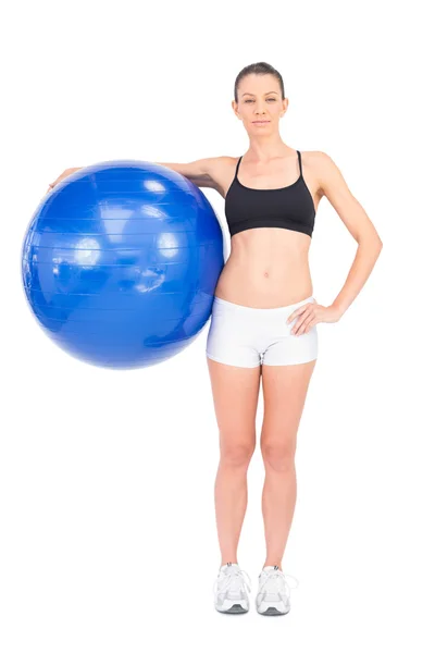 Relaxado apto mulher segurando bola de exercício — Fotografia de Stock