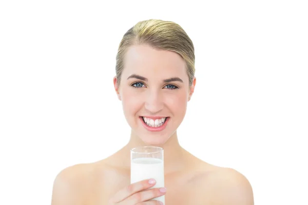Uśmiechający się atrakcyjna blondynka, trzymając szklankę mleka — Zdjęcie stockowe