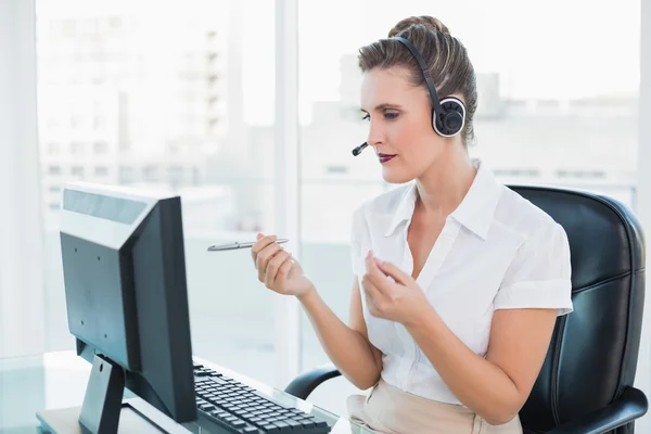 Agente del call center focalizzato che riceve una chiamata — Foto Stock