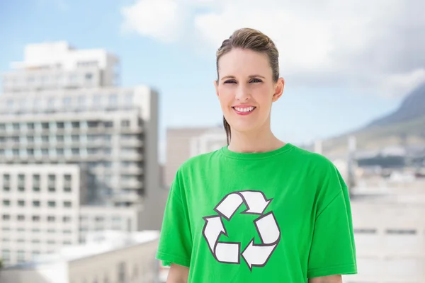 Lächelnder Umweltaktivist draußen — Stockfoto