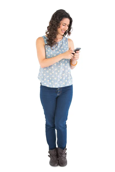 Attraktive brünette texting — Stockfoto