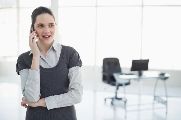 Jolie femme d'affaires au téléphone posant — Photo