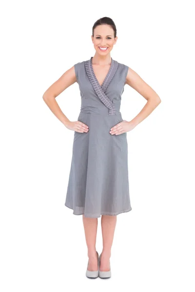 Fröhlich elegante Brünette in edlem Kleid posiert — Stockfoto