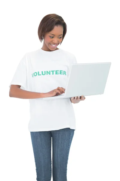 Gelukkig vrijwilliger vrouw met laptop — Stockfoto