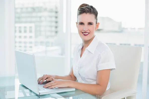 Glimlachende zakenvrouw die op laptop thuis werkt — Stockfoto