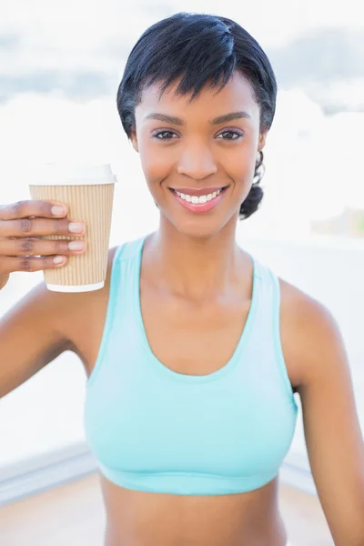 Alegre preto cabelos mulher bebendo café — Fotografia de Stock