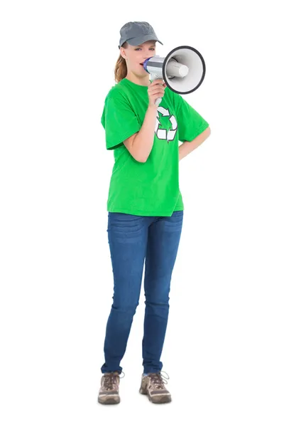 Dinámico activista ambiental bastante gritando en un megáfono — Foto de Stock