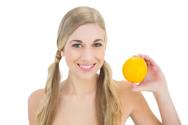 オレンジを保持しているコンテンツの若いブロンドの女性 — ストック写真