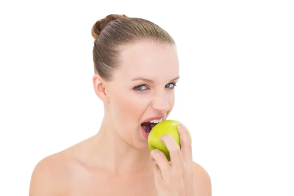 Hübsche blonde Modell essen einen Apfel — Stockfoto