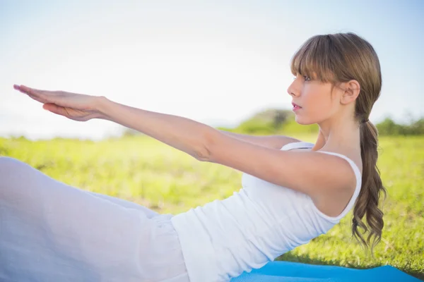 Naturale giovane donna esercizio — Foto Stock