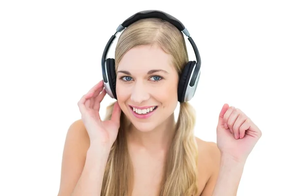 Mooie jonge blonde vrouw genieten van muziek — Stockfoto