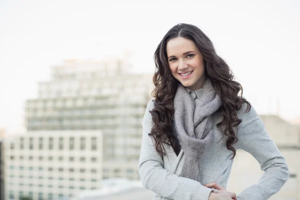 Mooie brunette in winterkleren poseren — Stockfoto