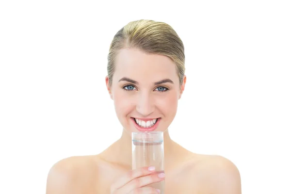 Улыбающаяся привлекательная блондинка с стаканом воды — стоковое фото