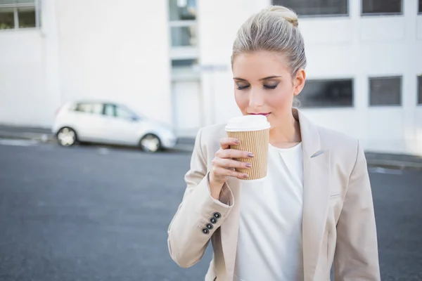 Vreedzame stijlvolle zakenvrouw ruiken coffee — Stockfoto