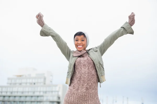 Exitosa joven modelo en ropa de invierno sonriendo a la cámara — Foto de Stock