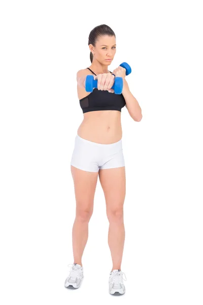 Mujer seria en forma haciendo ejercicio con pesas —  Fotos de Stock