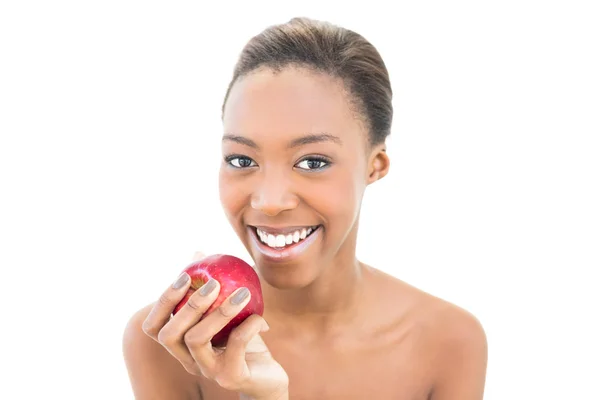 Sonriente belleza natural sosteniendo manzana roja — Foto de Stock