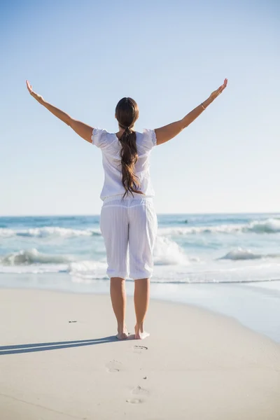 Vista trasera de una mujer bonita practicando yoga — Foto de Stock