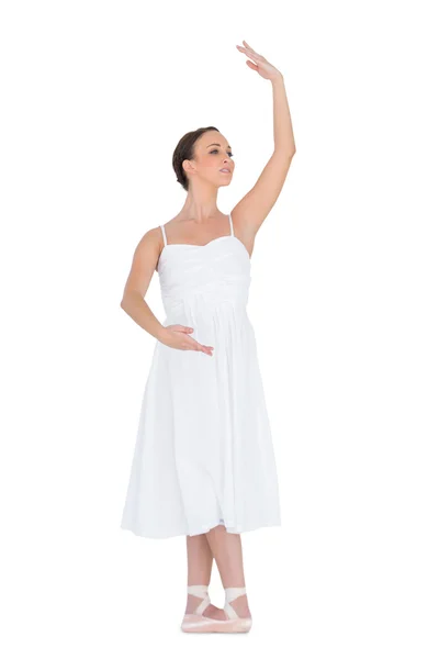 Jovem bailarina de balé em pé em uma pose — Fotografia de Stock