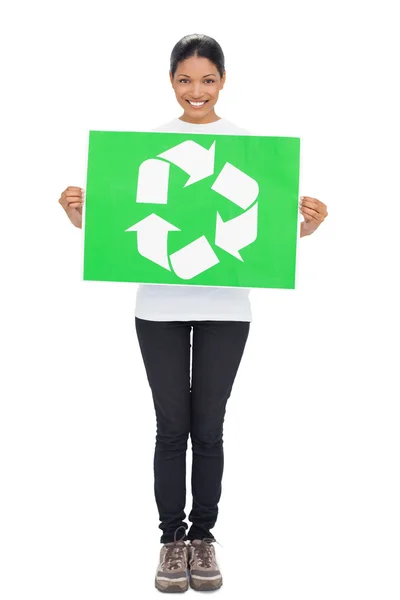 Sourire jeune femme tenant signe de recyclage — Photo
