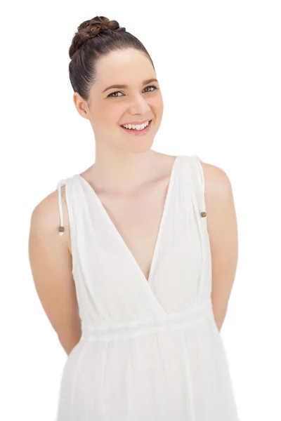Natürliches Model im weißen Kleid posiert — Stockfoto