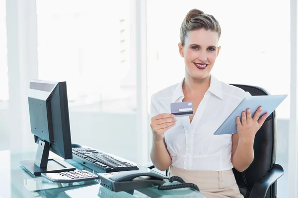 Glückliche elegante Geschäftsfrau, die online mit ihrem Tablet-PC einkauft — Stockfoto